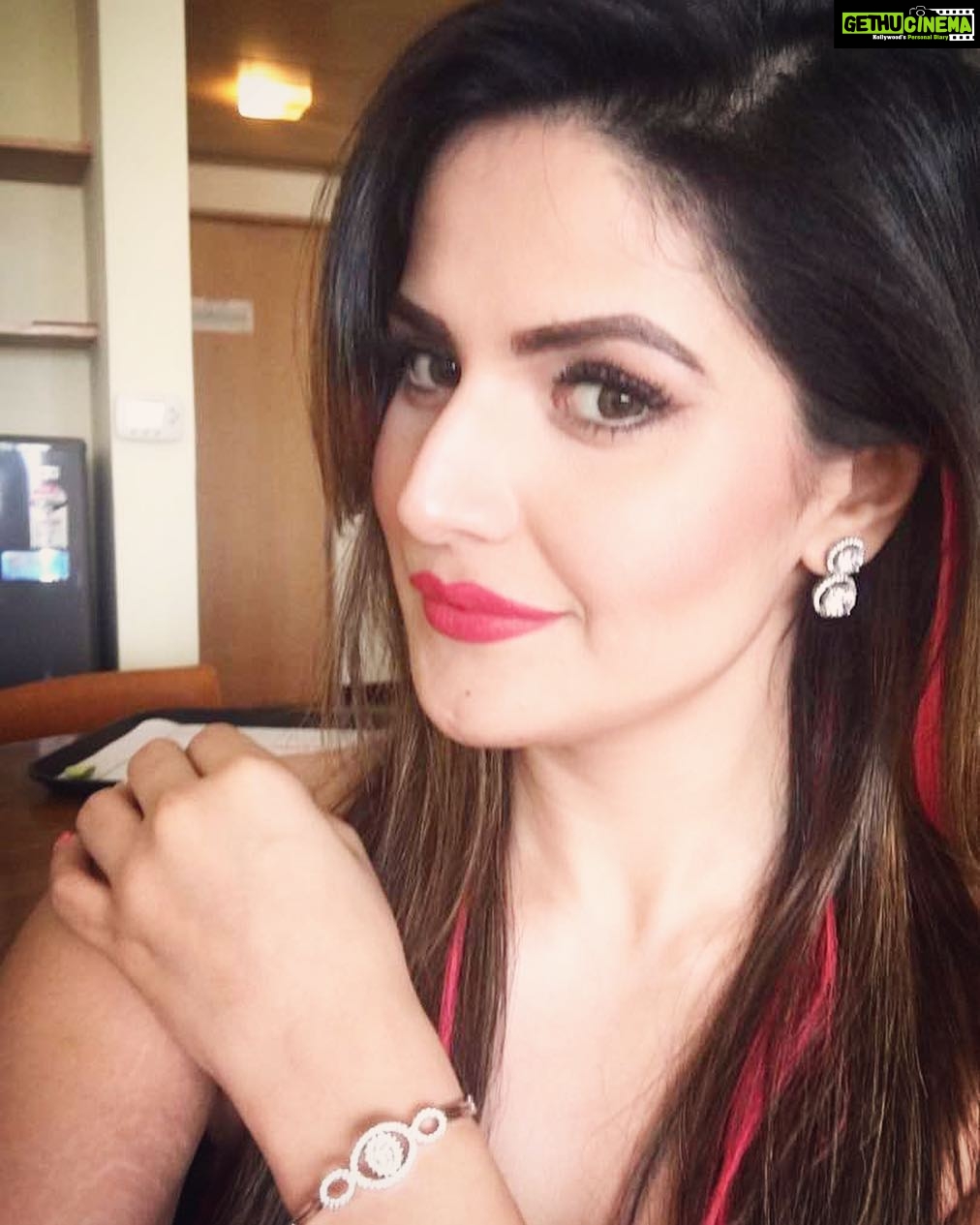 Zareen Khan Instagram - Wearing this delicate looking beautiful earrings and handcuff by @aquamarine_jewellery fr an event in Surat ! 💎 #AboutYesterday #Surat