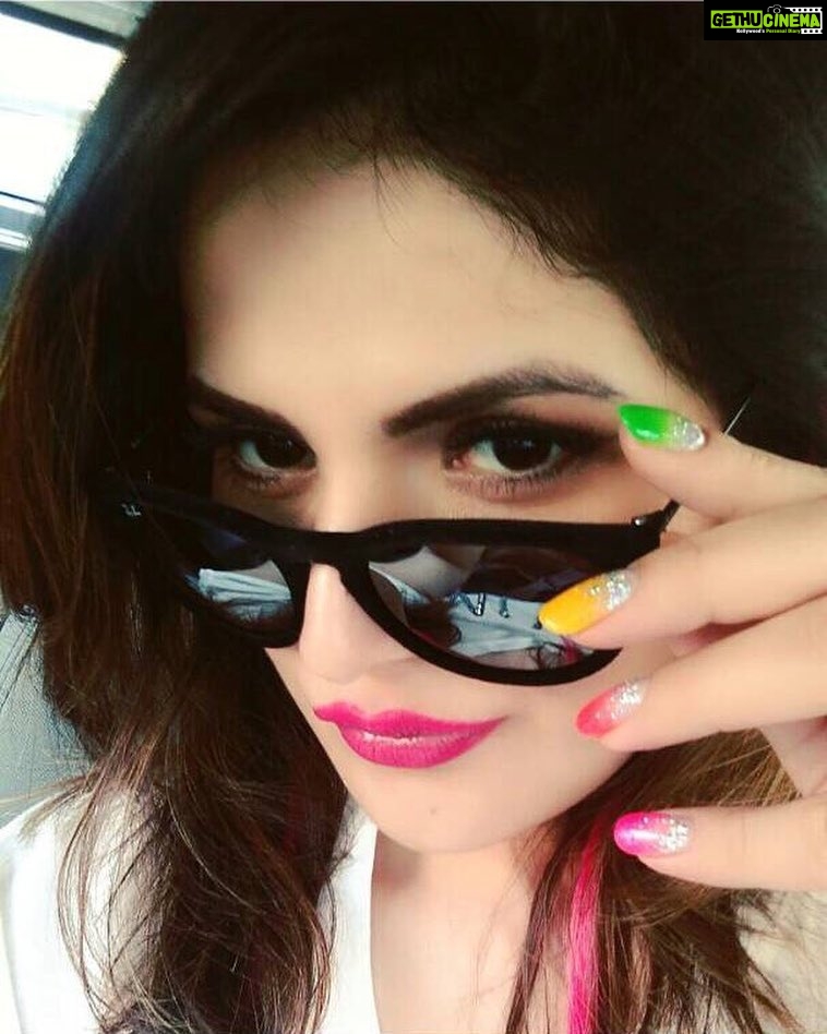 Zareen Khan Instagram - 🌈🌈🌈 #HappySunday #HippieHeart #Rainbow #Nails