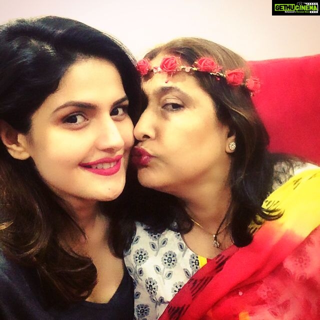 Zareen Khan Instagram - Happiest Birthday Mommy πππππΌπ€π Thank u for being u ... without u I'm nothing π¦β€οΈ God bless u always πΌπ»πβ¨ #LoveOfMyLife #MyWorld #MyStrength #MyLifeLine #AlwaysAndForever #MaajhiJannani #HappyBirthday #TaurusSeason