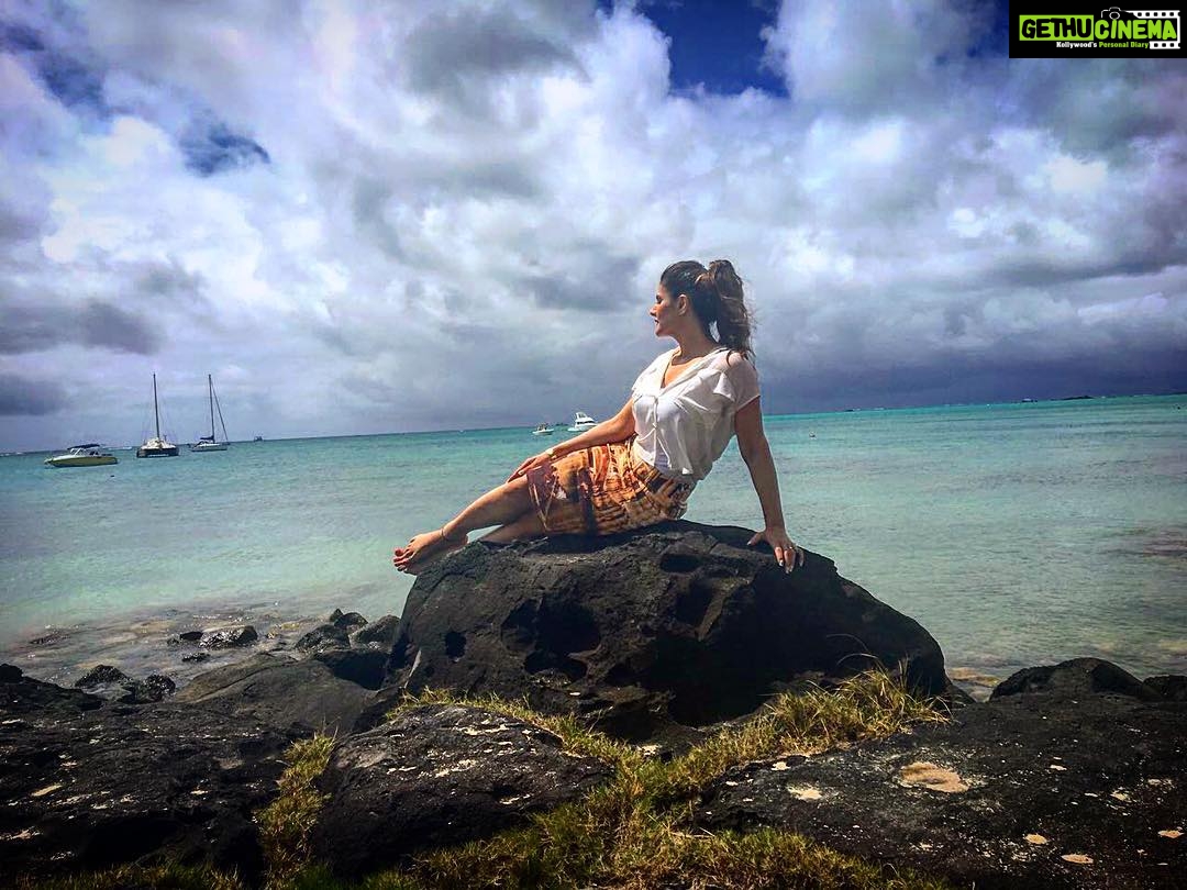 Zareen Khan Instagram - Sometimes, you find yourself in the middle of nowhere, and sometimes, in the middle of nowhere, you find yourself. ❤️ #AdventuresOfALifetime #GypsySoul #HippieHeart #Mauritius #ThrowBack #Aksar2 #HappySunday #TravelWithZareen #ZareenKhan