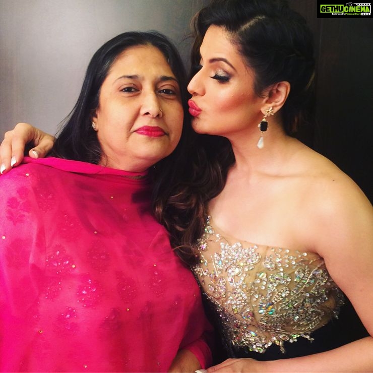 Zareen Khan Instagram - Here's to the Strong Women ! π May we know them. May we be them. May we raise them. #HappyWomensDay #MyWomaniyas #StrongWomenAreThePrettiest #Strength #Inspiration #Love #SupportSystem #ThatTiniestEditionTho #MaajhiMaitreen β€οΈ