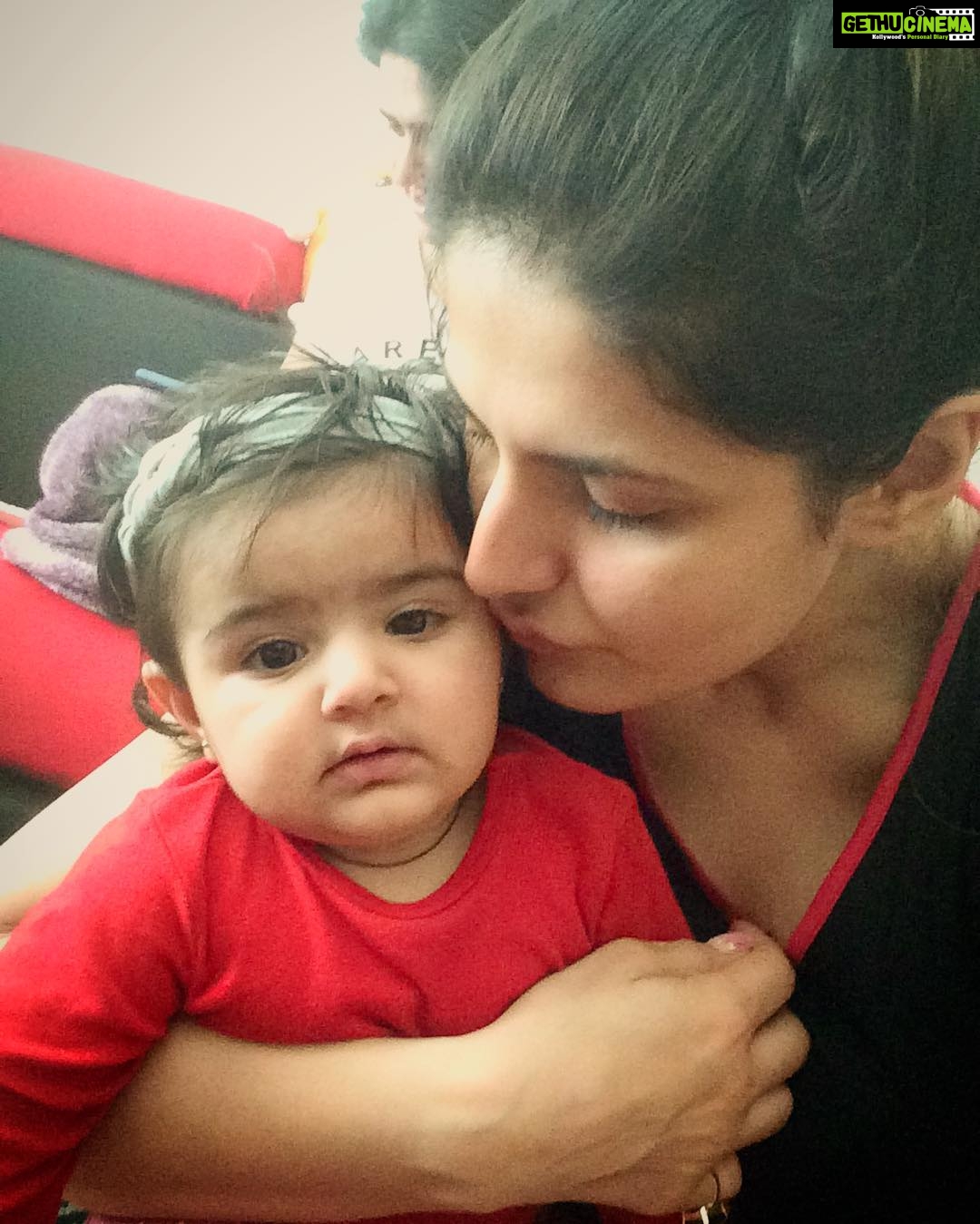 Zareen Khan Instagram - When the day starts like this ❤️ #HumariChotiSiBeti #Rhea #MyHappyThought #UnconditionalLove #ForeverAndAlways