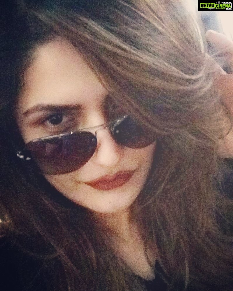 Zareen Khan Instagram - Not so clear ? Hmmm ... Alright by me ! 🤷🏻♀️ #Mood #Blur #HappyHeart ❣️