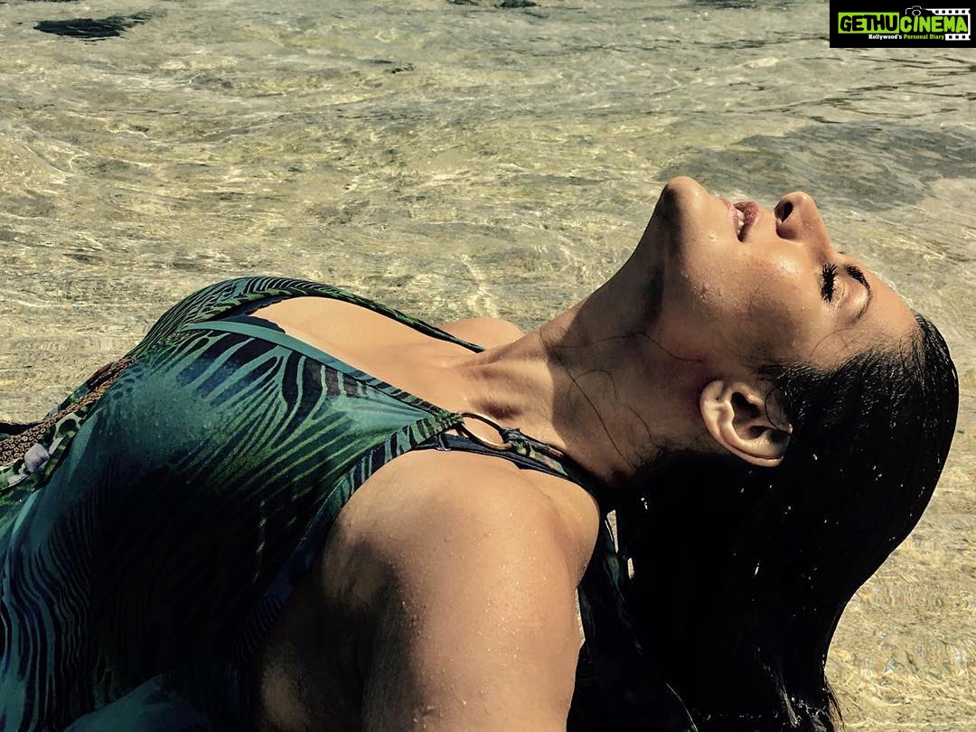 Zareen Khan Instagram - "SHE was FREE in her WILDNESS. SHE was a WANDERESS, a DROP of FREE WATER. SHE belonged to NO MAN & to NO CITY." - ROMAN PAYNE ! #AdventuresOfALifetime #WanderLustSoul #NatureAddict #CauseImFree #TravelWithZareen Pic edit courtesy: @ashukla09