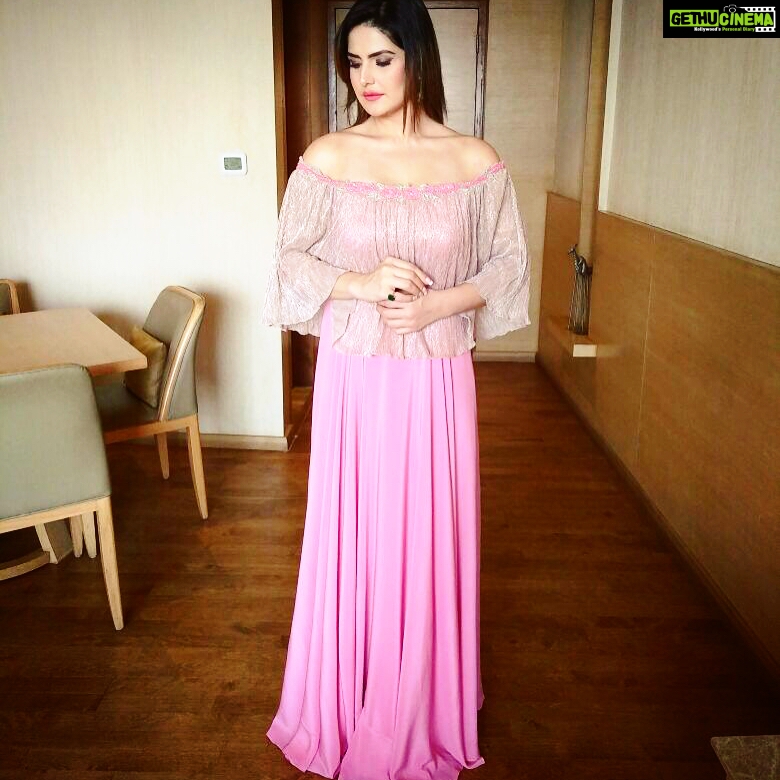 Zareen Khan Instagram - Wore this gorgeous off-shoulder gown by @rebeccadewanofficial for PC jeweller's store launch in Noida & Dwarka ! 💕 #Lategram #PCJeweller #Noida #Dwarka #Delhi #CandyFlossPink