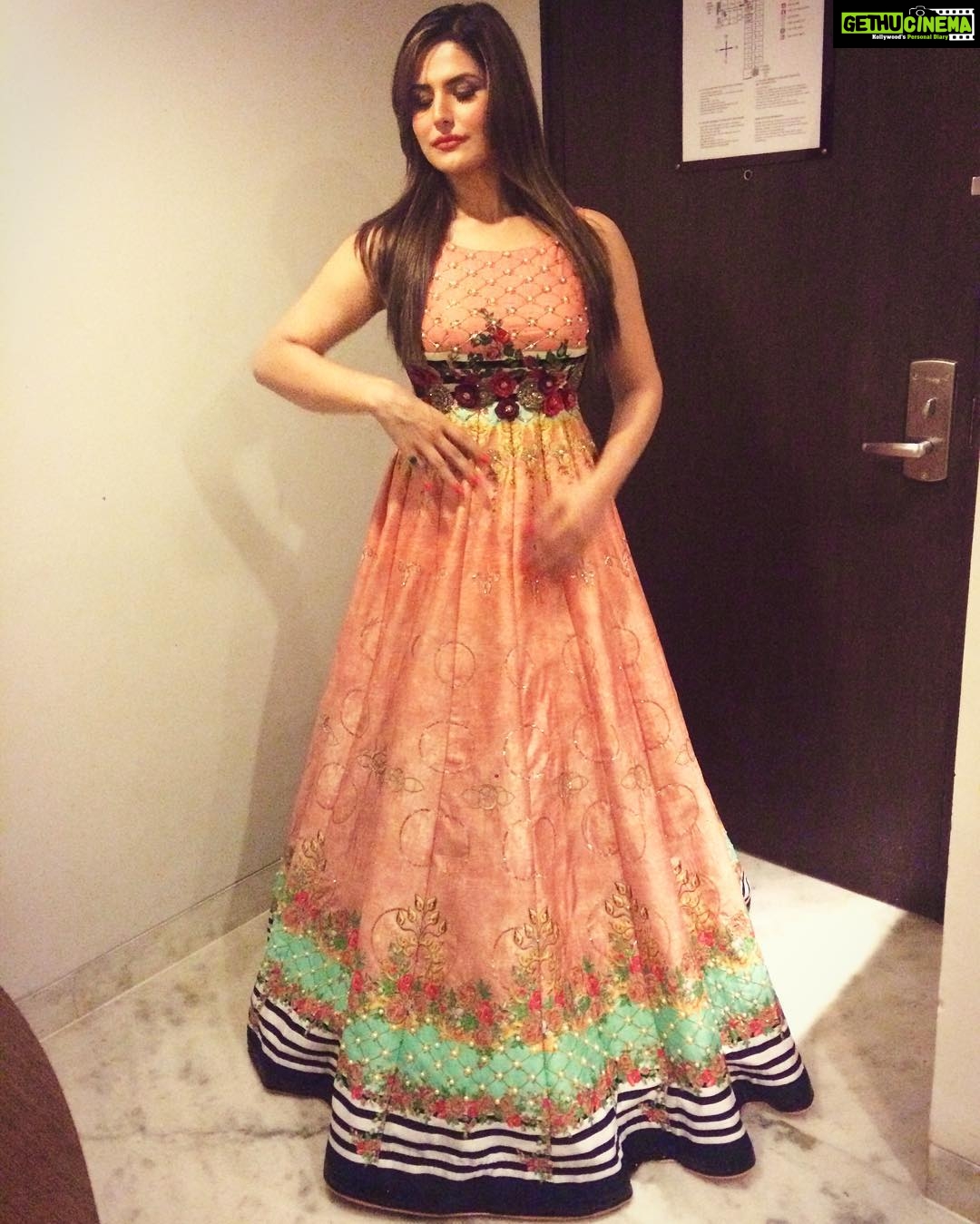 Zareen Khan Instagram - Dolling around in @archanakochharofficial's beautiful creation ! 👑 #AboutLastNight #Pune Photo courtesy - Sana Khan #MyTalentedSister ❤️ Four Points by Sheraton Hotel & Serviced Apartments, Pune