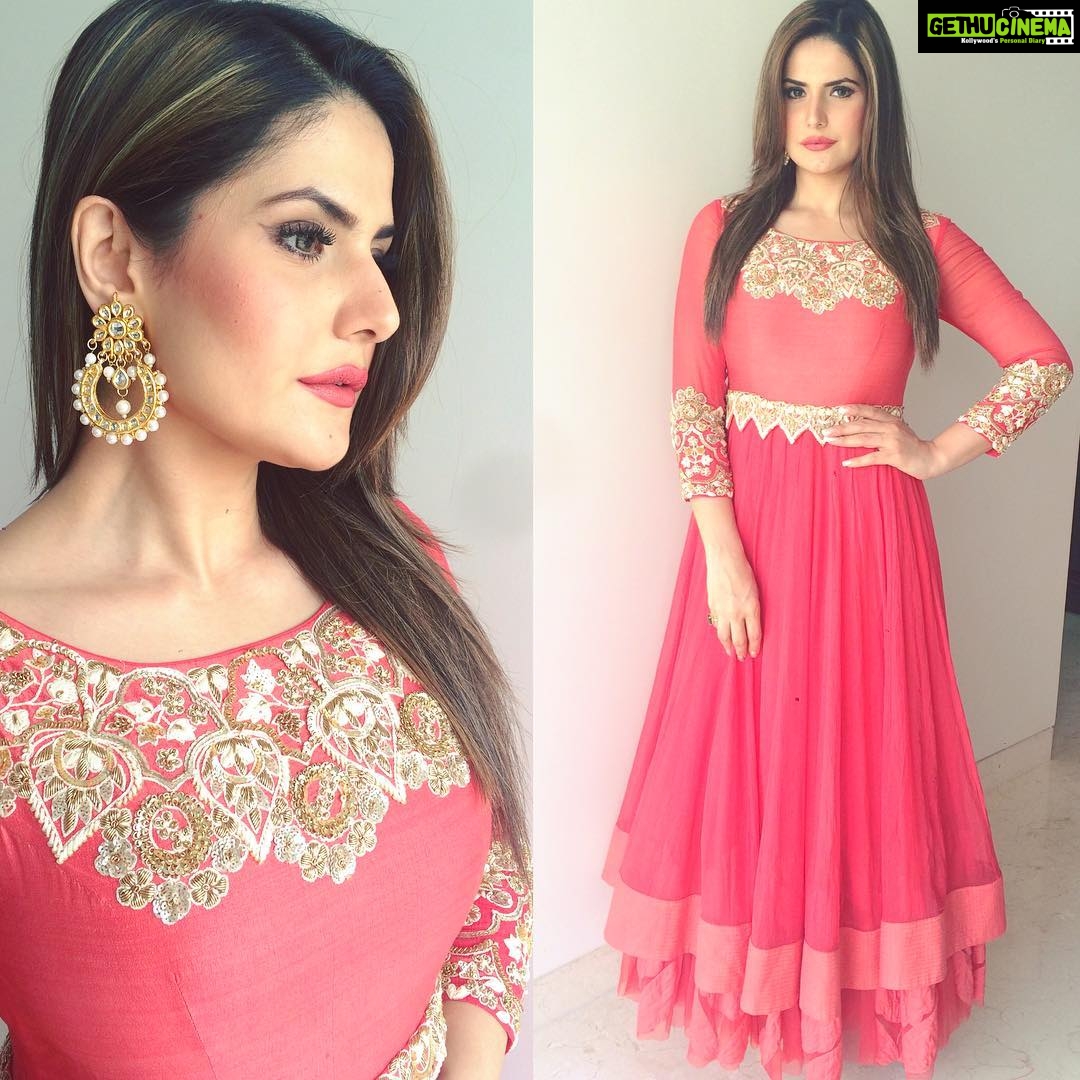 Zareen Khan Instagram - Wearing this beautiful floor length double layered anarkali fr Dahi Handi in Pune ✨✨✨ Outfit: @garoofficial #garokolkata Jewellery: @shillpapuriidesignerjewellery Styled by: @instagladucame