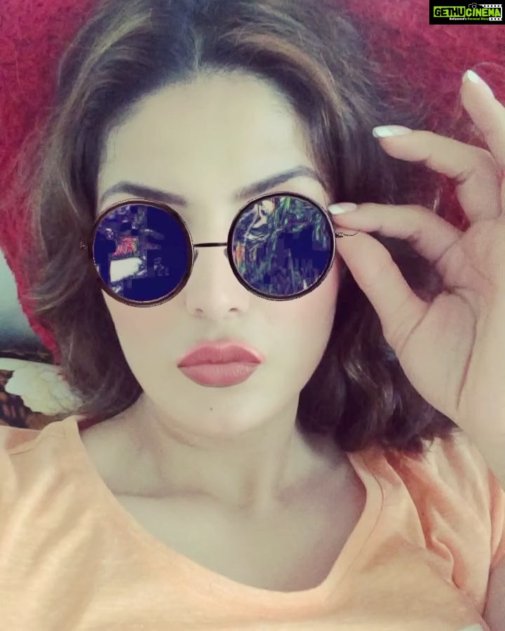 Zareen Khan Instagram - Celebrating 800k ✨✨✨ Thank u for all the love and support ❤️ #Gratitude Mumbai, Maharashtra