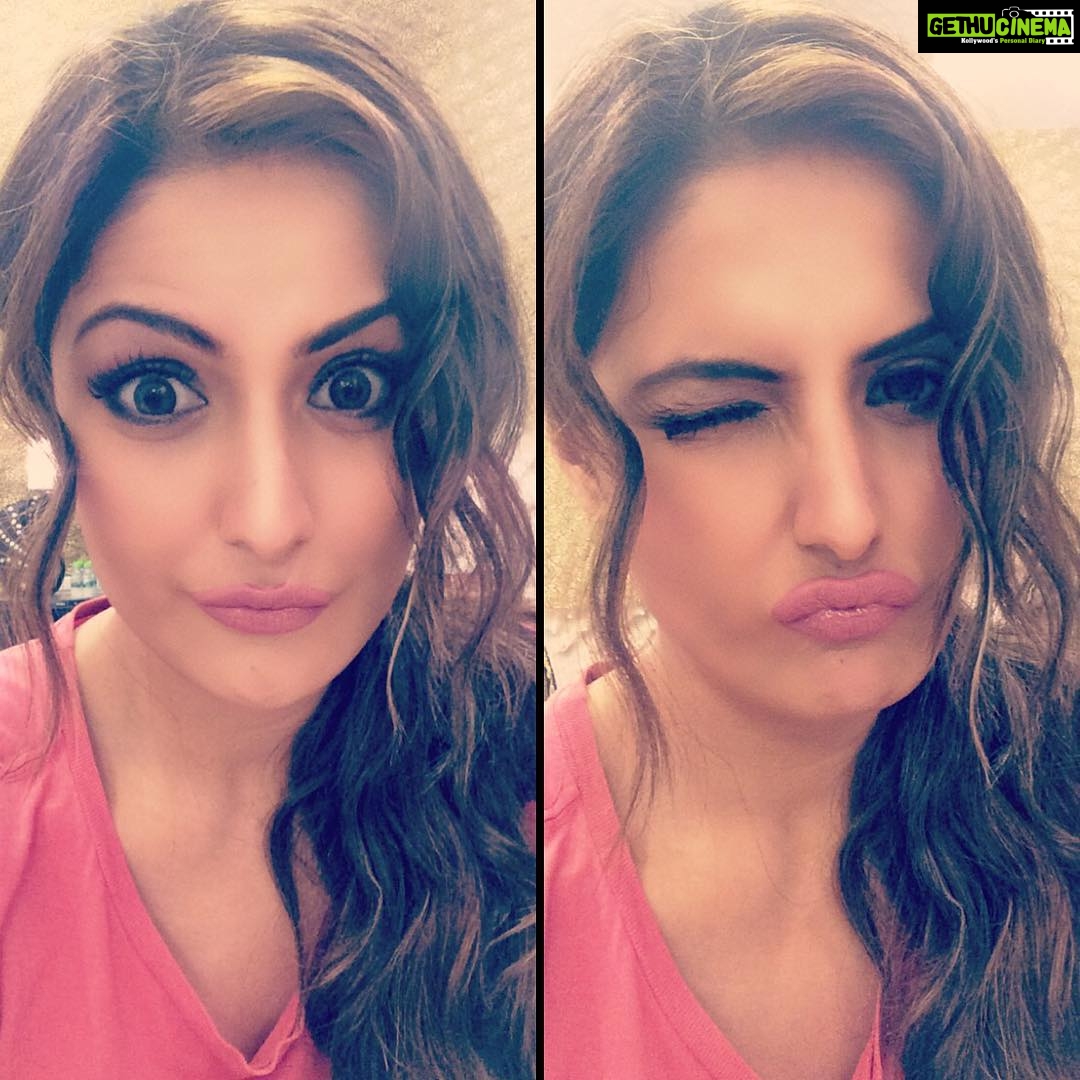 Zareen Khan Instagram - 👀 #HappySunday #HappyHeart Mumbai, Maharashtra