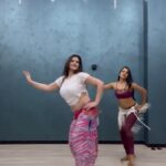 Zareen Khan Instagram - A glimpse of what I’ve been learning lately … My most favourite dance form - BELLYDANCING. Been mesmerised with this dance form since I was a kid as it always felt like it celebrates women in their full glory. Big shoutout to my teacher @payalguptabellydancer for being so amazing and making me look forward to each class ❤️ #BellyDance #BellyDancer #Dance #CelebratingWomanhood #ZareenKhan 📍- @byou.in