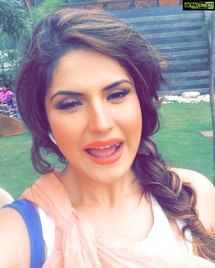 Zareen Khan Instagram - Eid Mubarak to all ! πΌπ» #Aksar2