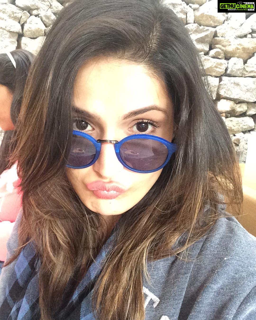 Zareen Khan Instagram - 500K ! ✨✨✨ Thank u lovelies Fr all the love n support ... Keep it coming ! 💋💋💋
