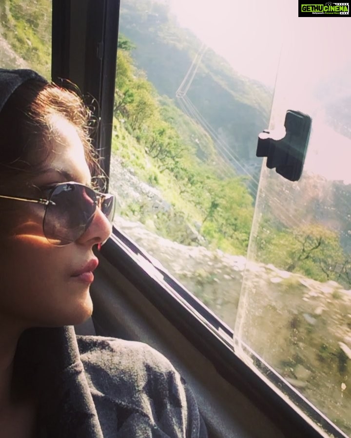 Zareen Khan Instagram - Enroute Home ! #RoadTripping #NatureAddict #Wanderlust #Manali #TravelDiaries #TravelWithZareen