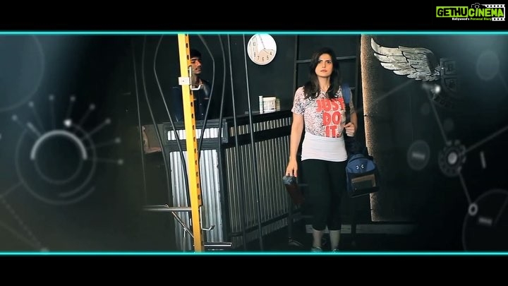 Zareen Khan Instagram - Hi guys ! Catch me on #InchbyInch on @MTuneshd on 2nd June 5pm ... Stay fit 👊🏼