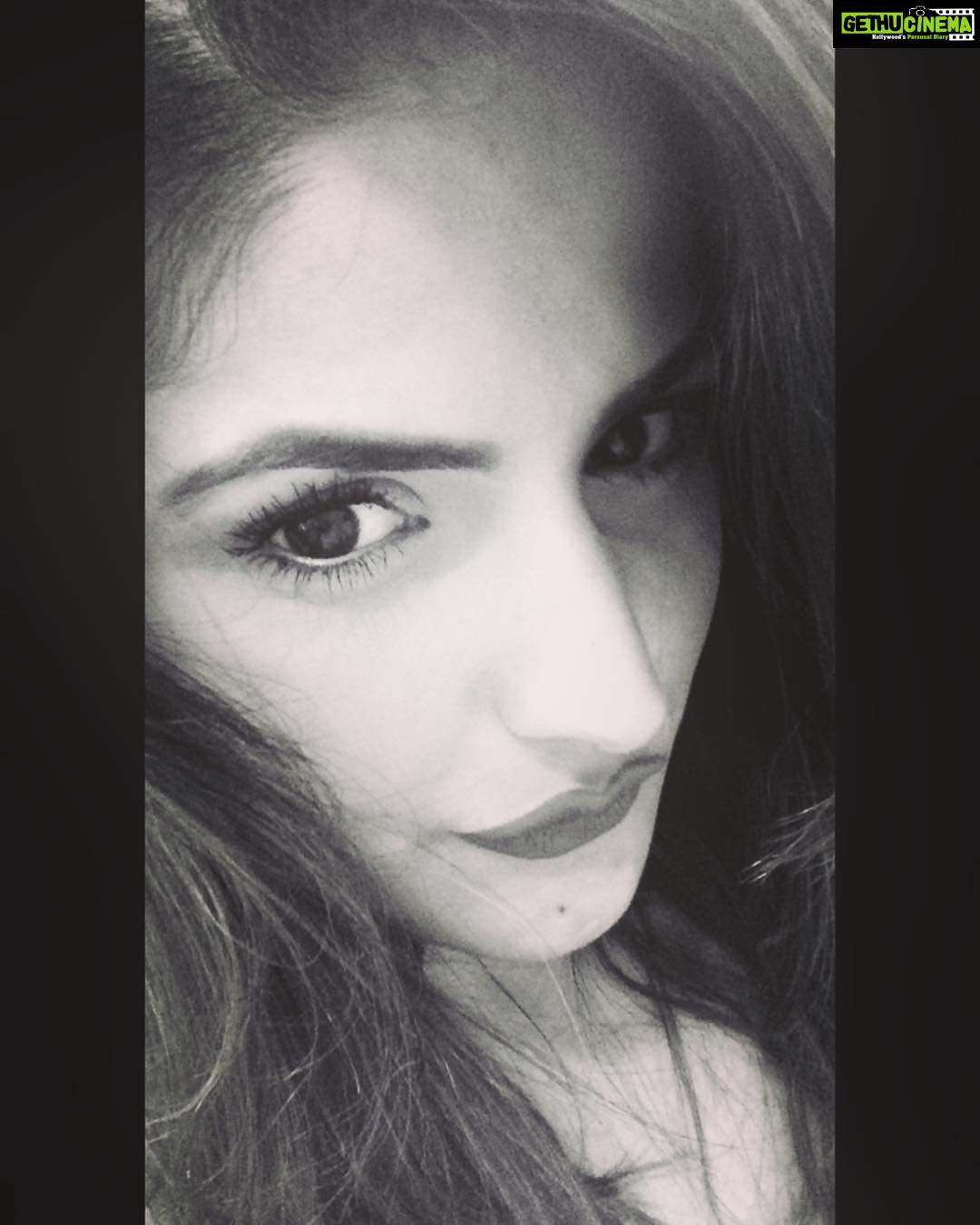 Zareen Khan Instagram - I don't have answers, nor do I pretend I do. I only have my experiences ! πΌπ» #AdventuresOfALifetime