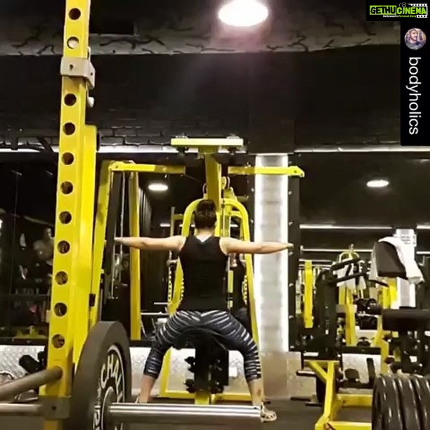 Zareen Khan Instagram - 👊🏼 #Repost @bodyholics with @repostapp. ・・・ ... DeltaFORCE! @zareenkhan #bodyholicsGURL #Stronger #Fitter #Bodyholics #CombineTRAINING #StrengthConditioning #shoulderDAY #DeltsOnFire #PumpLikeThat #fitCULT #fitMUMBAI #fitINDIA #oneLOVE #batstàfarian