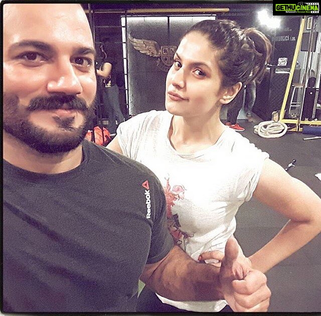 Zareen Khan Instagram - He challenges me to push myself to limits I dint knw I cud reach! My Motivator - @Bodyholics 👊🏼#MondayMotivation