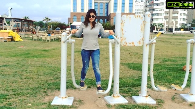 Zareen Khan Instagram - Started out with the idea of exercising in this open gym made in this beautiful park but ended up playing instead ! @bodyholics #Antalya #Turkey #TravelDiaries #WanderlustSoul #KeepYourInnerChildAlive #TravelWithZareen