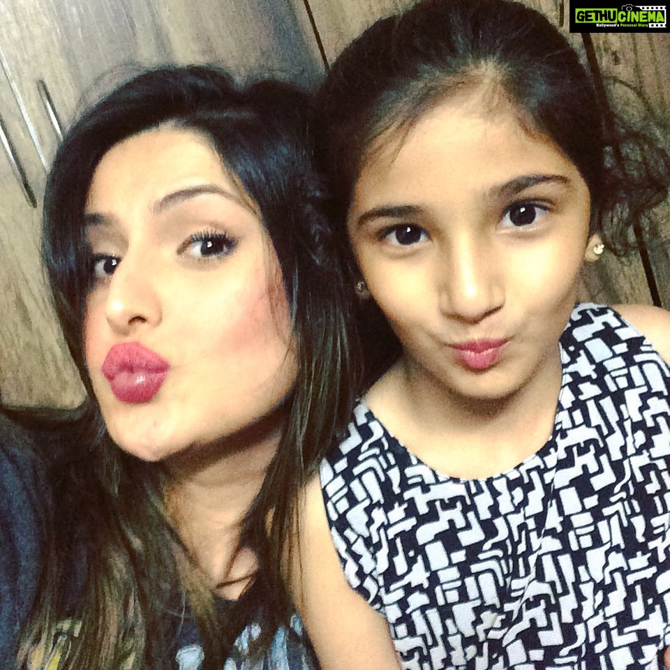 Zareen Khan Instagram - My lil pouting Princess Aira ! 👑 @bodyholics #MyNewestBestFriend #LoveHerCompany #HappyKids ✨✨✨