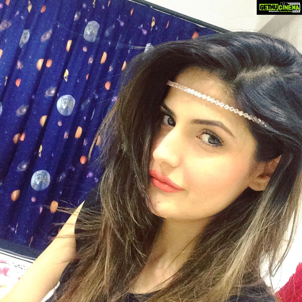 Zareen Khan Instagram - Sunday Vibes ! ✨✨✨ #HappySunday #HappyValentinesDay #HappilySingle #InLoveWithMyself