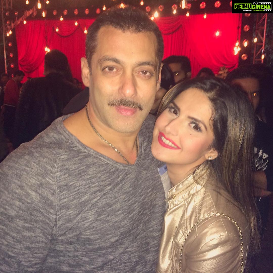 Zareen Khan Instagram - Happy 50th Birthday to my fav person @beingsalmankhan 🎉🎊🎉 May God bless u always ✨✨✨ Lots of love ❤️ #aboutlastnight