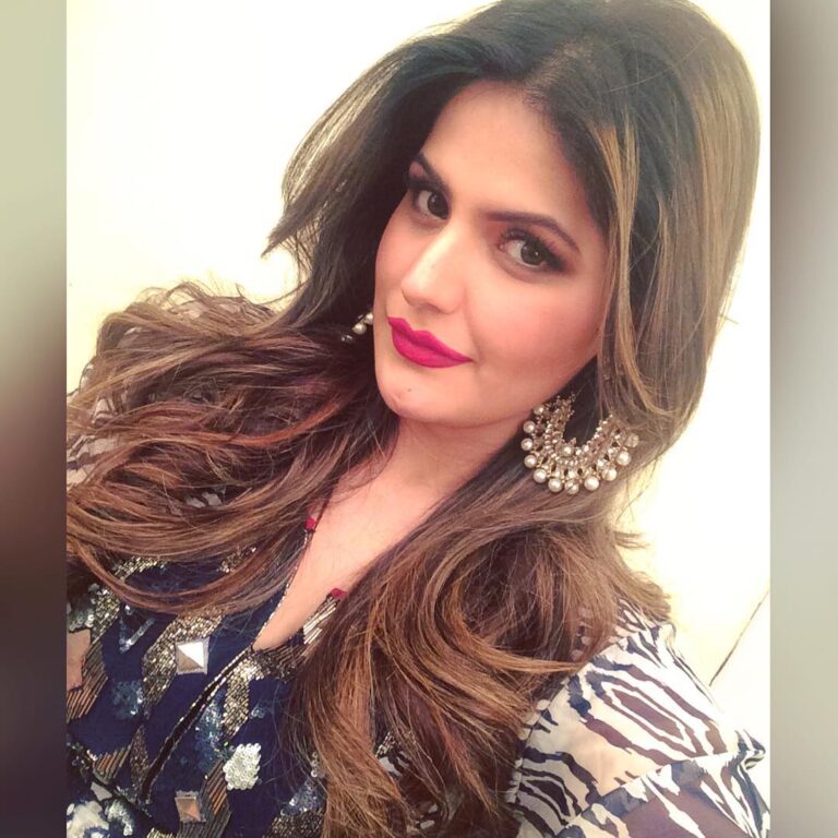 Zareen Khan Instagram - Woke up to 100K followers ... Thank u for all the love and support ... Keep the love coming ! ❤️ #HappySunday #HappyHeart