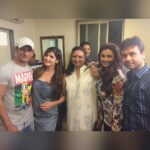 Zareen Khan Instagram - Watched #SharmanJoshi's play RAJU RAJA RAM AUR MAIN last night with @shahdaisy & our #HateStory3 director #VishalPandya . It was a sheer treat to watch Sharman perform ... What an actor ! I'm completely bowled over and definitely his fan ... RAJU RAJA RAM AUR MAIN is a must watch play ! P.S. - Photobombed by our dear friend #ShreyasTalpade 😁 #HappyPeople #HS3 #tseries