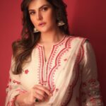 Zareen Khan Instagram - ✨ Eid Mubarak ✨ Outfit by @gopivaiddesigns Jewellery @_phullara_ Styled by @hitendrakapopara Assisted by @tanyakalraaa Make up by @tush_91 Hair by @sheetal_f_khan 📸 @sjframes #EidMubarak #ZareenKhan