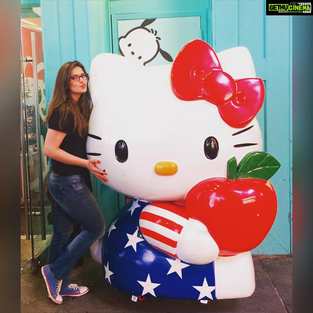 Zareen Khan Instagram - Hello Kitty ! ❤️ #NewYorkCity #traveldiaries #wanderlust #HelloKitty #TimesSquare