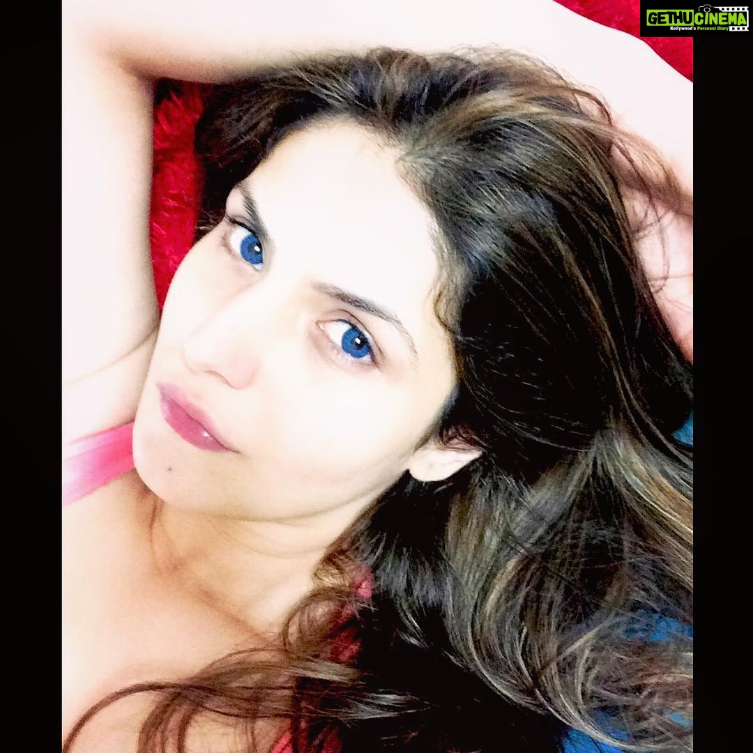 Zareen Khan Instagram - Was playing the part of a Greek Princess in one of the shoots and thts y the blue lenses ! And thn I jus decided to play around a lil with it at home and thus ... #NoMakeUp #Greek #GoofingAround #HappyHeart
