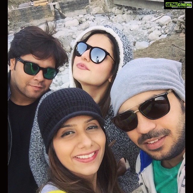 Zareen Khan Instagram - #tbt MANALI madness !❄️❄️❄️ #manali #travel #wanderlust #Friends #Crazy #Fun #random #TravelWithZareen