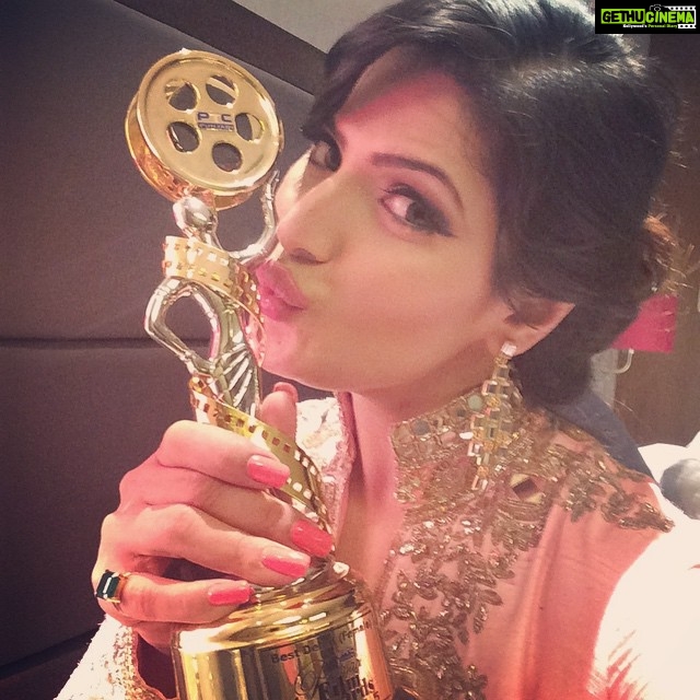 Zareen Khan Instagram - Won the Best Debut Award at #PTC film awards tonight. Thank u all Fr all the love n support ... This award is dedicated to all of U ! ššā¤ļøšāØ #BestDebut #PTC #PunjabiFilmAwards #JattJamesBond #chandigarh #punjab #happy #love #blessed #gratitude #PINK