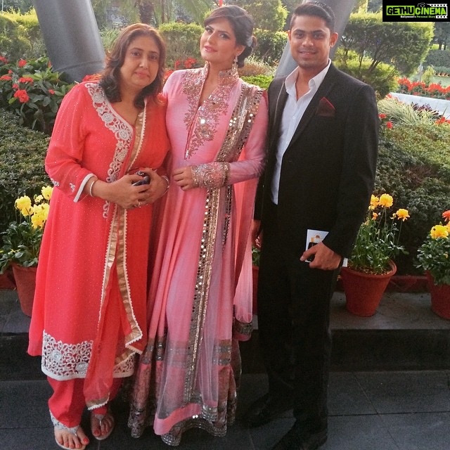 Zareen Khan Instagram - On my way to PTC film awards with my mommy dearest and @navshil ! ✨✨✨ #PTC #film #awards #chandigarh #punjab #happy