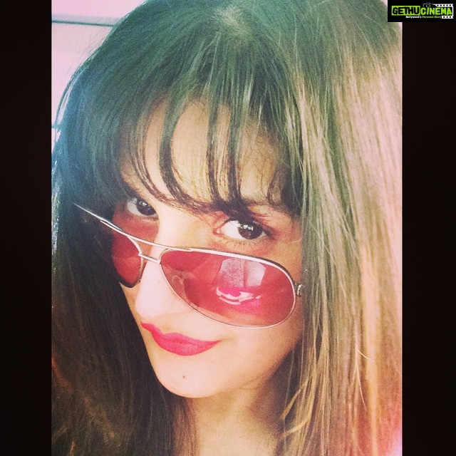 Zareen Khan Instagram - Mood for the day - #PINK ! 👼✨