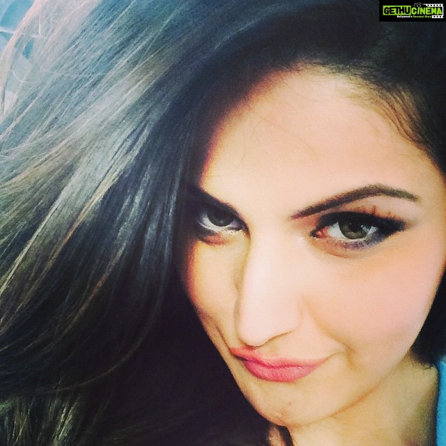 Zareen Khan Instagram - Good Morning & Happy Sunday to all !!! ☀️☕️👼❤️😁✌️💃
