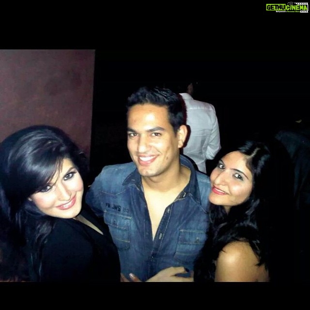 Zareen Khan Instagram - Happy happy happy wedding anniversary to my dearest @rickysachdev & @yasmine_cp !! God bless u ... Love u loads !! 😘😘😘 #Love #BFF
