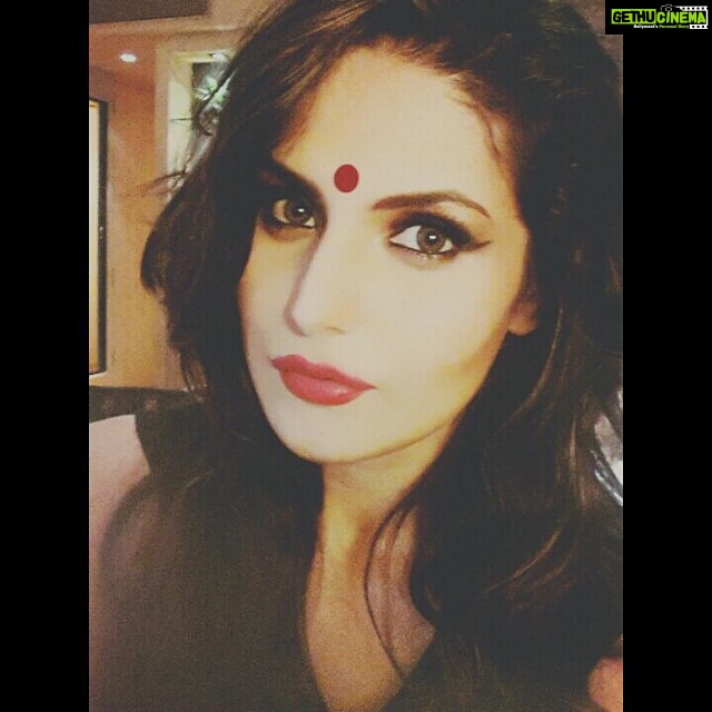 Zareen Khan Instagram - Happy #KarvaChauth to all you gorgeous girls n lovely ladies !!