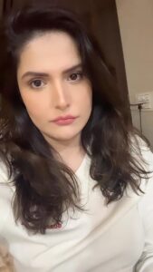 Zareen Khan Instagram - Hun dasso ! 😅 #JustForLaughs #Funny #Reels #ZareenKhan