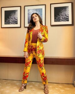 Zareen Khan Instagram - 🍂 Pant suit by @ranbirmukherjeeoffical Earrings by @cintillaofficial MakeUp by @rabbiyatalha Hair by @glam.by.silasun Styled by @vibhutichamria 📸 - @anoop.devaraj #ZareenKhan