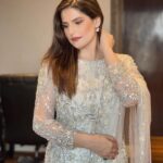 Zareen Khan Instagram – 🦢

Outfit by @asbaabofficial
Jewellry by @curiocottagejewelry
Styled by @vibhutichamria
Assisted by @nikikanchan
#ZareenKhan