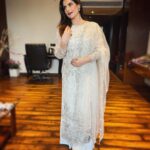 Zareen Khan Instagram – 🦢

Outfit by @asbaabofficial
Jewellry by @curiocottagejewelry
Styled by @vibhutichamria
Assisted by @nikikanchan
#ZareenKhan