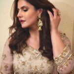 Zareen Khan Instagram – Always wear your invisible crown 👑
.
.
.
Makeup – @niccky_rajaani
Hair – @ashwini_hairstylist
Styled by @bikanta
#Throwback #TuesdayThought #Tbt #ZareenKhan