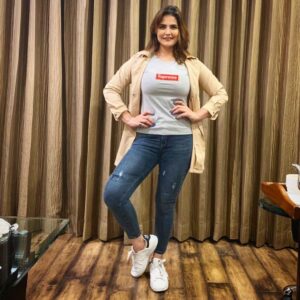 Zareen Khan Instagram - 1 , 2 , 3 or 4 …
Which one is your fav look?
Tell me below in comments ❤️
.
.
.
#WeekendVibes #PlayingDressUp #LookBook #PhotoDump #ZareenKhan