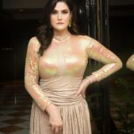 Zareen Khan Instagram – 👑

Outfit – @ashnavaswaniofficial 
Outfit styled by @hitendrakapopara 
Jewellery – @suhana_art_and_jewels 
Jewellery styled by @adityas2014 
Make up – @bijoyjeet.saikia_makeupartist
Hair – @abdul_hairstylist
📸 – @ishootupay 

#ZareenKhan 
Managed by @piyuushj9