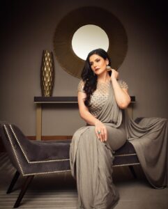 Zareen Khan Instagram - For MIDDAY SHOWBIZ AWARDS 2021
.
.
.
Saree - @monishajaising
Jewellery - @minerali_store
Makeup - @richfeel_makeovers
Hair - @xeniya.mua
Styled by @vibhutichamria
📸 - @suryachaturvedi
#PlayingDressUp #zareenkhan #MonishaJaising
