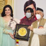 Zareen Khan Instagram - Thank you His Excellency Shri Bhagat Singh Koshyari, Hon'ble Governor for State of Maharashtra for appreciating my effort towards contributing to the society and awarding me with LOK SEVA GAURAV PURUSKAR 🙏🏻 #ThisHappened #Gratitude @bhagatsinghkoshyari #ZareenKhan Raj Bhavan Governor's House Mumbai
