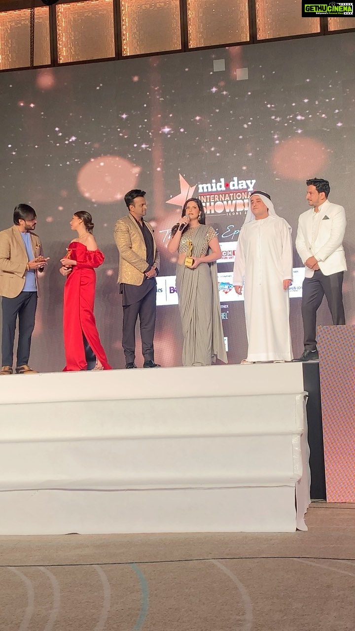 Zareen Khan Instagram - I’m truly overwhelmed on receiving the ‘POWERHOUSE PERFORMER AWARD’ for my film HUM BHI AKELE, TUM BHI AKELE. Thank you @middayindia for recognising my efforts , this definitely gives me a push to keep taking risks and experimenting with different roles. #PowerhousePerformer #MiddayShowbizAwards2021 #Dubai #ZareenKhan
