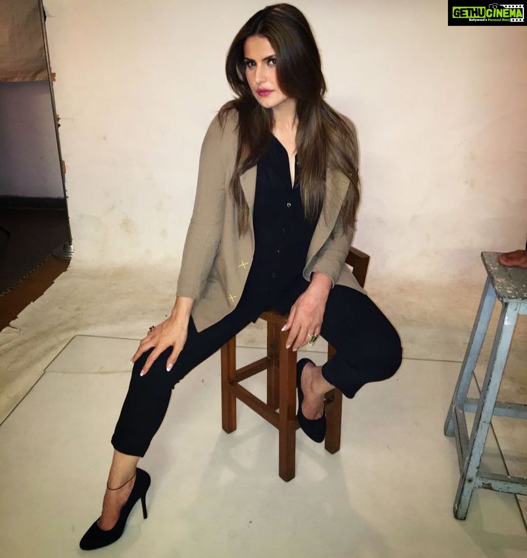 Zareen Khan Instagram - Expectation Vs Reality ! #Throwback #Tbt #ZareenKhan