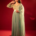 Zareen Khan Instagram – 🧚🏻‍♀️
.
.
.

Outfit by @ease_kv
Jewellry by @gehnajewellers1
Make up by @niccky_rajaani
Styled by @vibhutichamria
📸 – @sjframes
#Indian #Anarkali #ZareenKhan