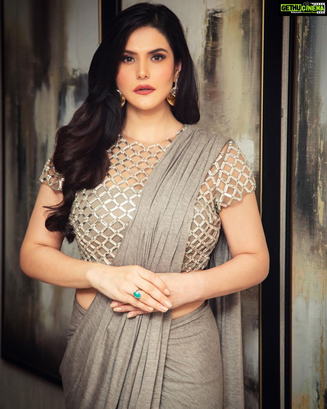 Zareen Khan Instagram - For MIDDAY SHOWBIZ AWARDS 2021 . . . Saree - @monishajaising Jewellery - @minerali_store Makeup - @richfeel_makeovers Hair - @xeniya.mua Styled by @vibhutichamria 📸 - @suryachaturvedi #PlayingDressUp #MonishaJaising #ZareenKhan Dubai UAE